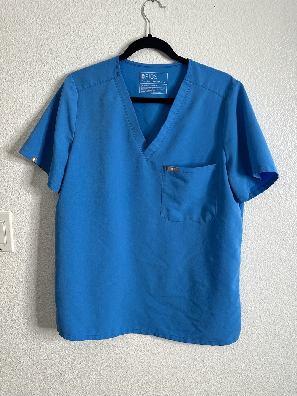 FIGS V-Neck Scrub Top in Sky Blue size L medical, nursing